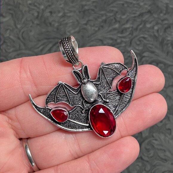 Vampire Bat Red Garnet Pendant Gemstone Crystal Halloween Jewelry - Picture 1 of 6